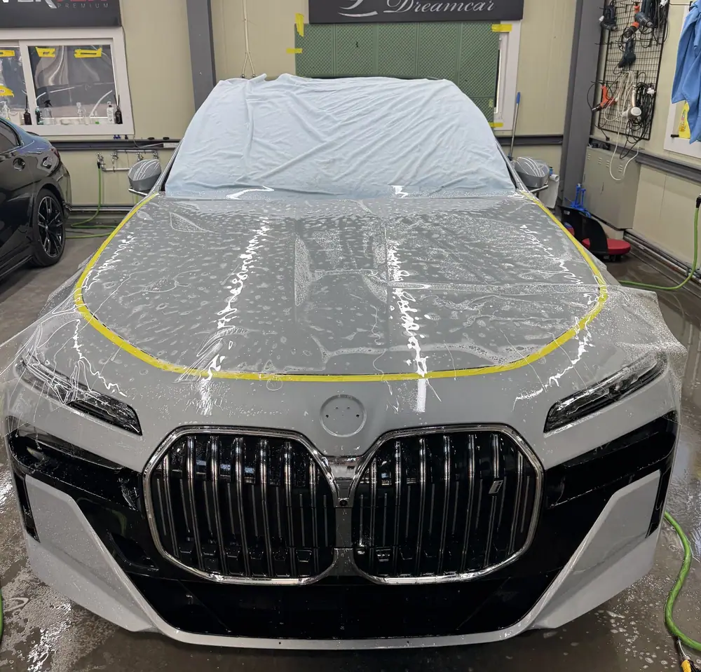 BMW i7 전체 PPF 시공 중