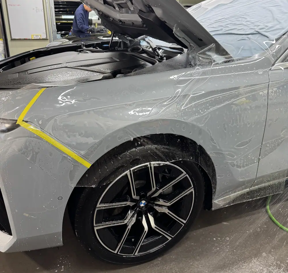 BMW i7 전체 PPF 시공 중