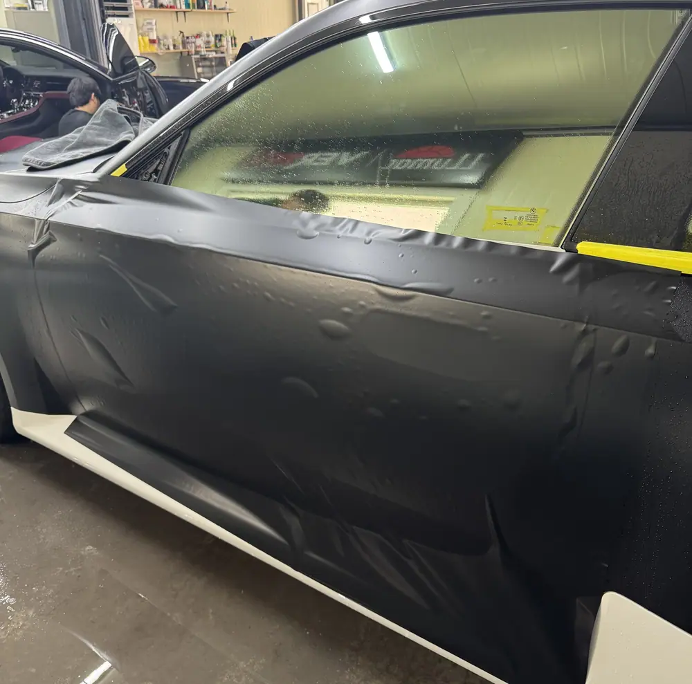 BMW M2 컬러 PPF 시공 중