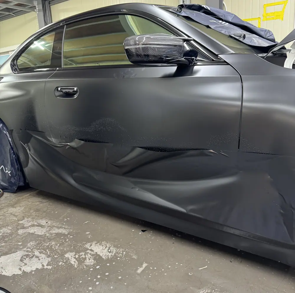 BMW M2 컬러 PPF 시공 중